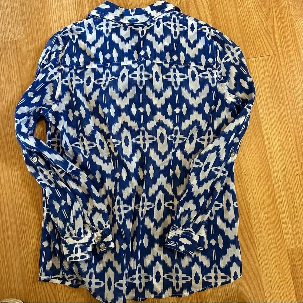 Chico’s size 0 blue white button down long  roll tab sleeves cotton tribal Aztec